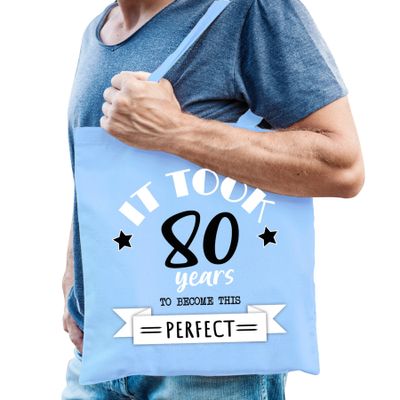 Cadeau tas voor heren - 80 en perfect - lichtblauw - katoen - 42 x 38 cm - tachtig - shopper Cadeau tas voor heren - 80 en perfect - lichtblauw - katoen - 42 x 38 cm - tachtig - shopper