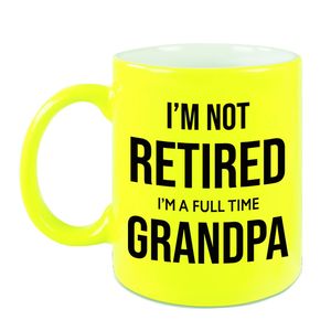 Im not retired im a full time grandpa pensioen mok / beker neon geel afscheidscadeau 330 ml