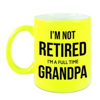 Im not retired im a full time grandpa pensioen mok / beker neon geel afscheidscadeau 330 ml - thumbnail