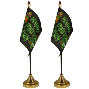 2x stuks happy St Patricks Day tafelvlaggetje 10 x 15 cm met standaard