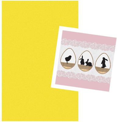 Pasen tafel dekken decoratie set - geel tafelkleed 138 x 220 cm - en 20x paas thema servetten