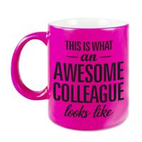 Awesome colleague - cadeau koffiemok - beker - 300 ml - collega afscheid - neon roze