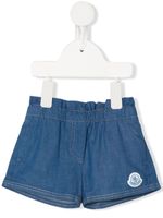 Moncler Enfant short en jean à patch logo - Bleu