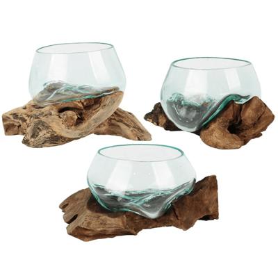 Handgeblazen glazen vaas op drijfhout