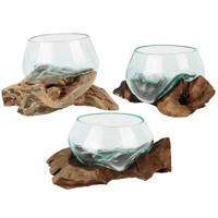 Handgeblazen glazen vaas op drijfhout