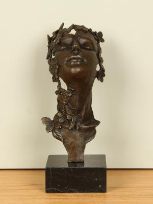 Bronzen beeld hoofdje met vlinders en bloemen, 34 cm