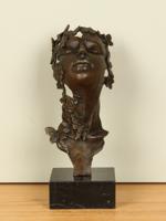 Bronzen beeld hoofdje met vlinders en bloemen, 34 cm