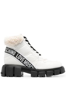 Love Moschino bottines lacées à logo imprimé - Blanc