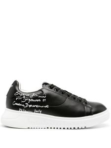 Emporio Armani baskets en cuir à imprimé calligraphie - Noir