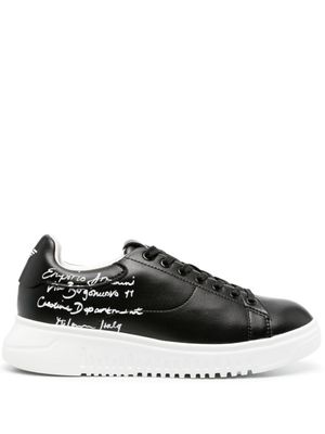 Emporio Armani baskets en cuir à imprimé calligraphie - Noir