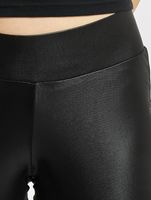 Urban Classics / shorts Imitation Leather Cycle in zwart - thumbnail