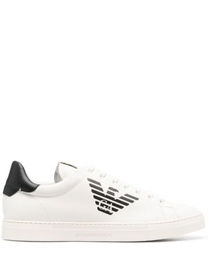 Emporio Armani baskets à logo imprimé - Blanc