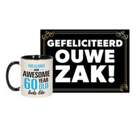 Verjaardag cadeau koffiemok 60 jaar - man - awesome - met gefeliciteerd ouwe zak wenskaart