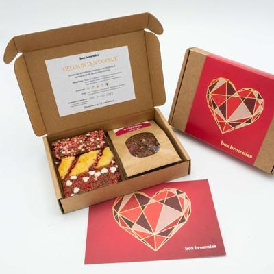 Brownie Valentijn thee box - 3 Brownies - Brievenbus Pakket - Box Brownies - Fair trade Belgische chocolade - Liefde - Versierd in Valentijn thema - Cadeau
