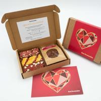 Brownie Valentijn thee box - 3 Brownies - Brievenbus Pakket - Box Brownies - Fair trade Belgische chocolade - Liefde - Versierd in Valentijn thema - Cadeau