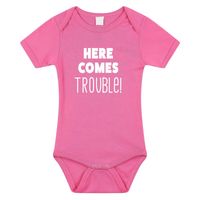 Here comes trouble cadeau baby rompertje roze voor meisjes - thumbnail