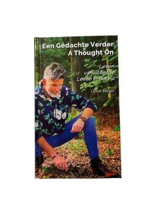 Een Gedachte Verder - A Thought On - Leven vanuit liefde - Leven in het nu (Hardback)