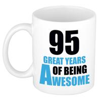 Verjaardag 95 jaar Koffiemok Cadeau - Great years of being awesome - wit/blauw