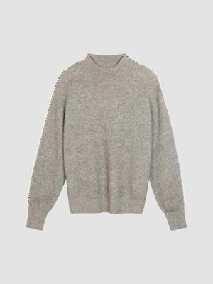 Cashmere mix ribgebreide trui met gehaakte details op de mouwen