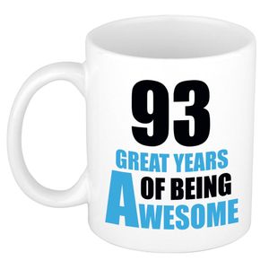 93 great years of being awesome cadeau mok / beker wit  en blauw - verjaardagscadeau 93 jaar   -