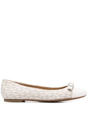 Michael Michael Kors ballerines Andrea à logo imprimé - Tons neutres