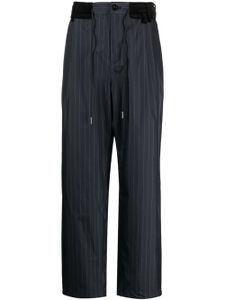 sacai pantalon de costume à fines rayures - Bleu