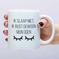 Mok Ik slaap niet, ik rust gewoon mijn ogen
