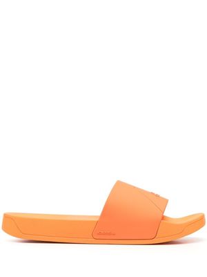 A-COLD-WALL* claquettes à logo débossé - Orange
