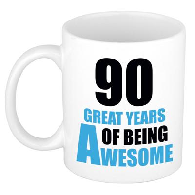 Verjaardag 90 jaar Koffiemok Cadeau - Great years of being awesome - wit/blauw
