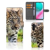 Samsung Galaxy M54 | Telefoonhoesje | Met pasjeshouder | Baby Luipaard