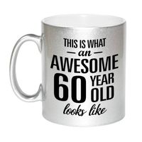 Zilveren Awesome 60 year cadeau mok / verjaardag beker 330 ml - feest mokken - thumbnail
