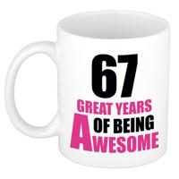 Verjaardag 67 jaar Koffiemok Cadeau - Great years of being awesome - wit/roze - voor dames