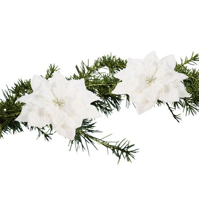 2x stuks kerstboomversiering op clip witte besneeuwde bloemen 15 cm