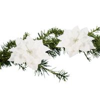 2x stuks kerstboomversiering op clip witte besneeuwde bloemen 15 cm