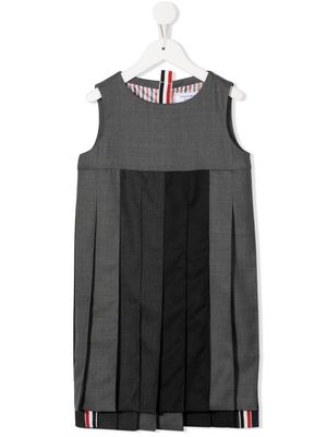 Thom Browne Kids robe plissée à design sans manches - Gris Thom Browne Kids robe plissée à design sans manches - Gris