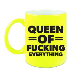 Feest cadeau koffie/thee mok voor Queen - geel - Queen of everything - keramiek - 300 ml