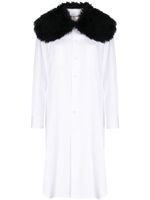 Comme Des Garçons robe-chemise mi-longue à col en fourrure - Blanc