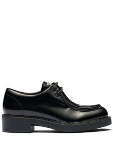 Prada chaussures en cuir brossé à lacets - Noir