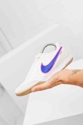 Nike Nike Tiempo Streetgato Heren Wit/Blauw - Maat 44.5 - Kleur: WitBlauwRoze | Soccerfanshop Nike Nike Tiempo Streetgato Heren Wit/Blauw - Maat 44.5 - Kleur: WitBlauwRoze | Soccerfanshop