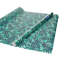 Inpakpapier/cadeaupapier groen met donker blauwe bladeren design 200 x 70 cm - Cadeaupapier
