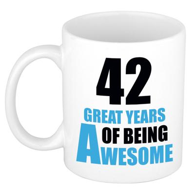 Verjaardag 42 jaar Koffiemok Cadeau - Great years of being awesome - wit/blauw
