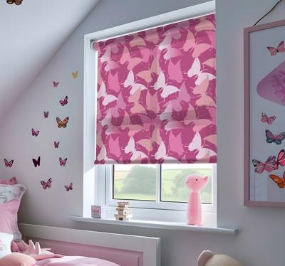 Roze achtergrond raambekleding vlinders