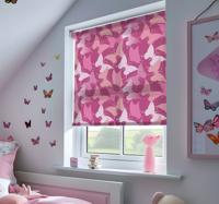 Roze achtergrond raambekleding vlinders