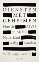 Diensten met geheimen (Paperback)