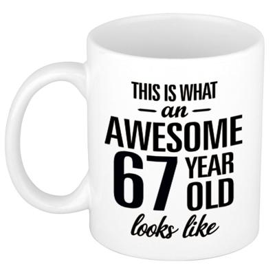 This is what an awesome 67 year old looks like - cadeau koffiemok - 300 ml - verjaardag 67 jaar