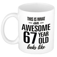 This is what an awesome 67 year old looks like - cadeau koffiemok - 300 ml - verjaardag 67 jaar