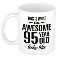 This is what an awesome 95 year old looks like - cadeau koffiemok - 300 ml - verjaardag 95 jaar