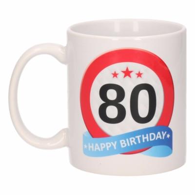 80 jaar Verjaardag koffiemok - cadeau beker - stopbord print - 300 ml - keramiek - wit 80 jaar Verjaardag koffiemok - cadeau beker - stopbord print - 300 ml - keramiek - wit