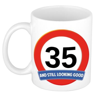 Koffie mok / cadeau beker - 35 jaar - verjaardag - still looking good - wit - stopbord