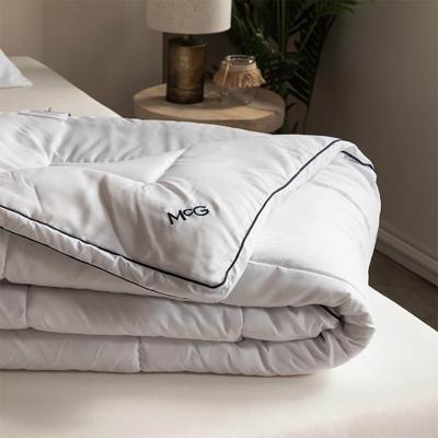 Dekbed McGregor Hotel Deluxe AllSeason - Enkel - 200x200 cm (Tweepersoons) - McGregor - 300 gram per m2 - Dekbed-Discounter.nl